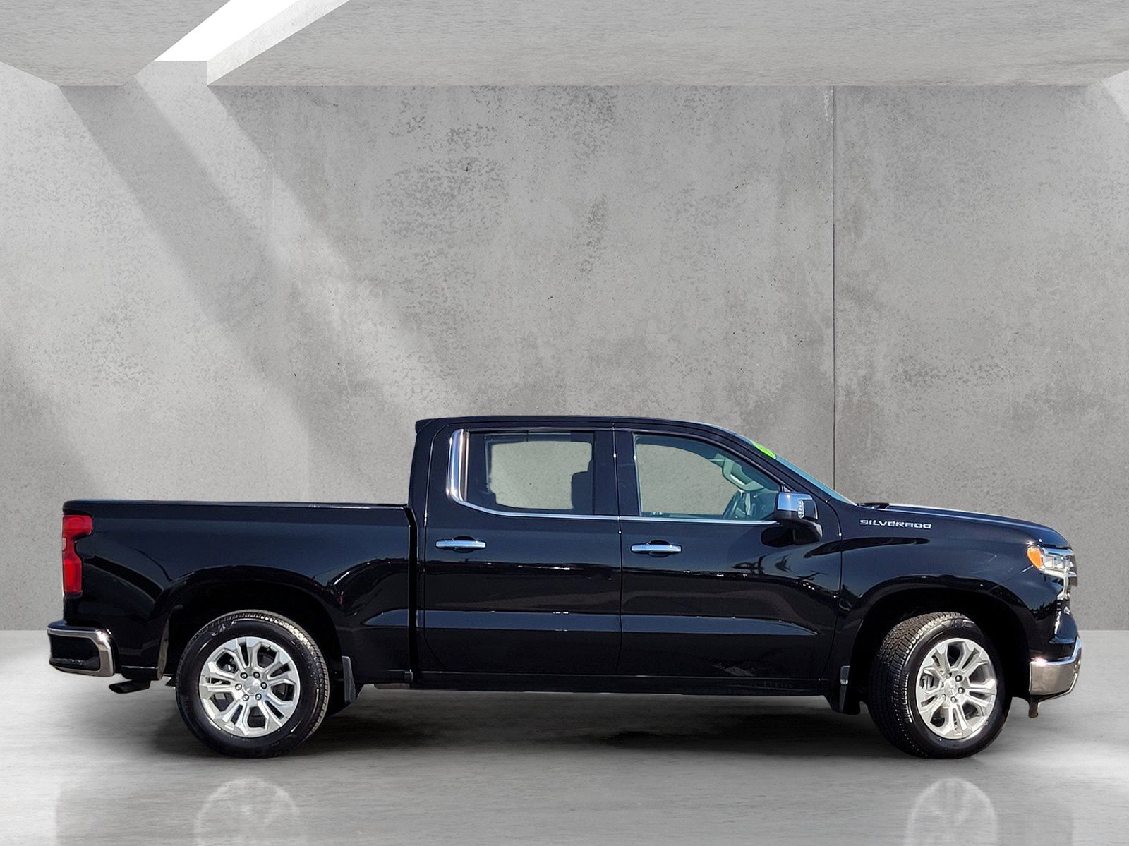 Used 2023 Chevrolet Silverado 1500 LTZ w/ LTZ Convenience Package II RWD image 3