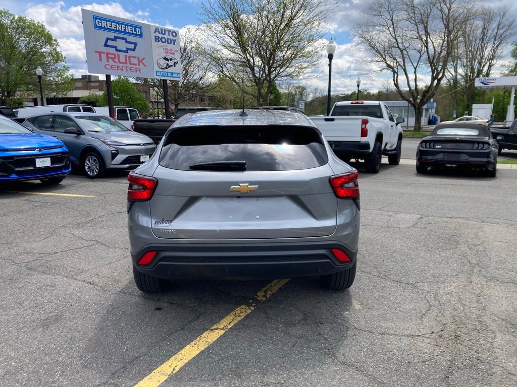 Used 2024 Chevrolet Trax LS w/ LS Convenience Package FWD image 5