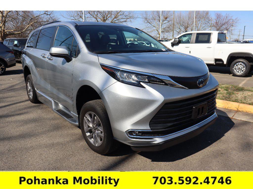 Used 2023 Toyota Sienna XLE w/ XLE Plus Package image 1