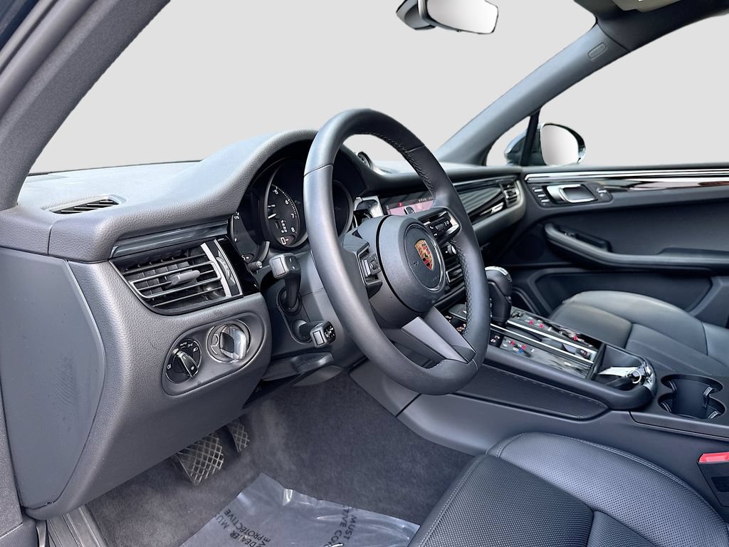 Certified 2026 Porsche Macan AWD/4WD image 4