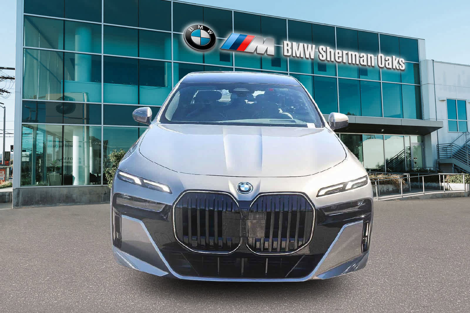 New 2026 BMW 750e xDrive w/ Premium Package image 4