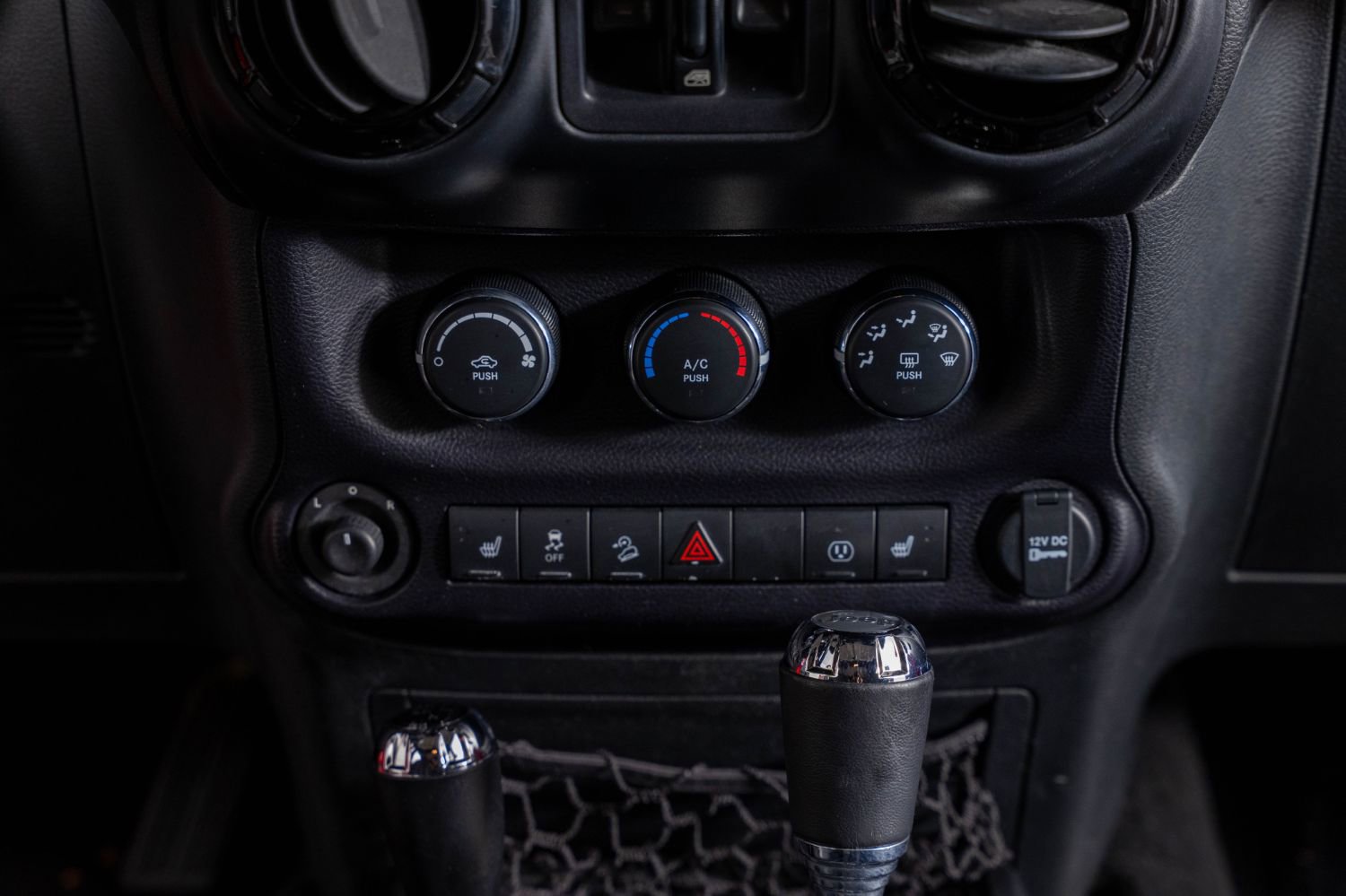 Used 2015 Jeep Wrangler Sahara image 35