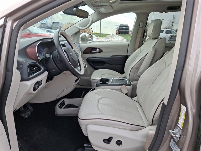 Used 2017 Chrysler Pacifica Limited image 14