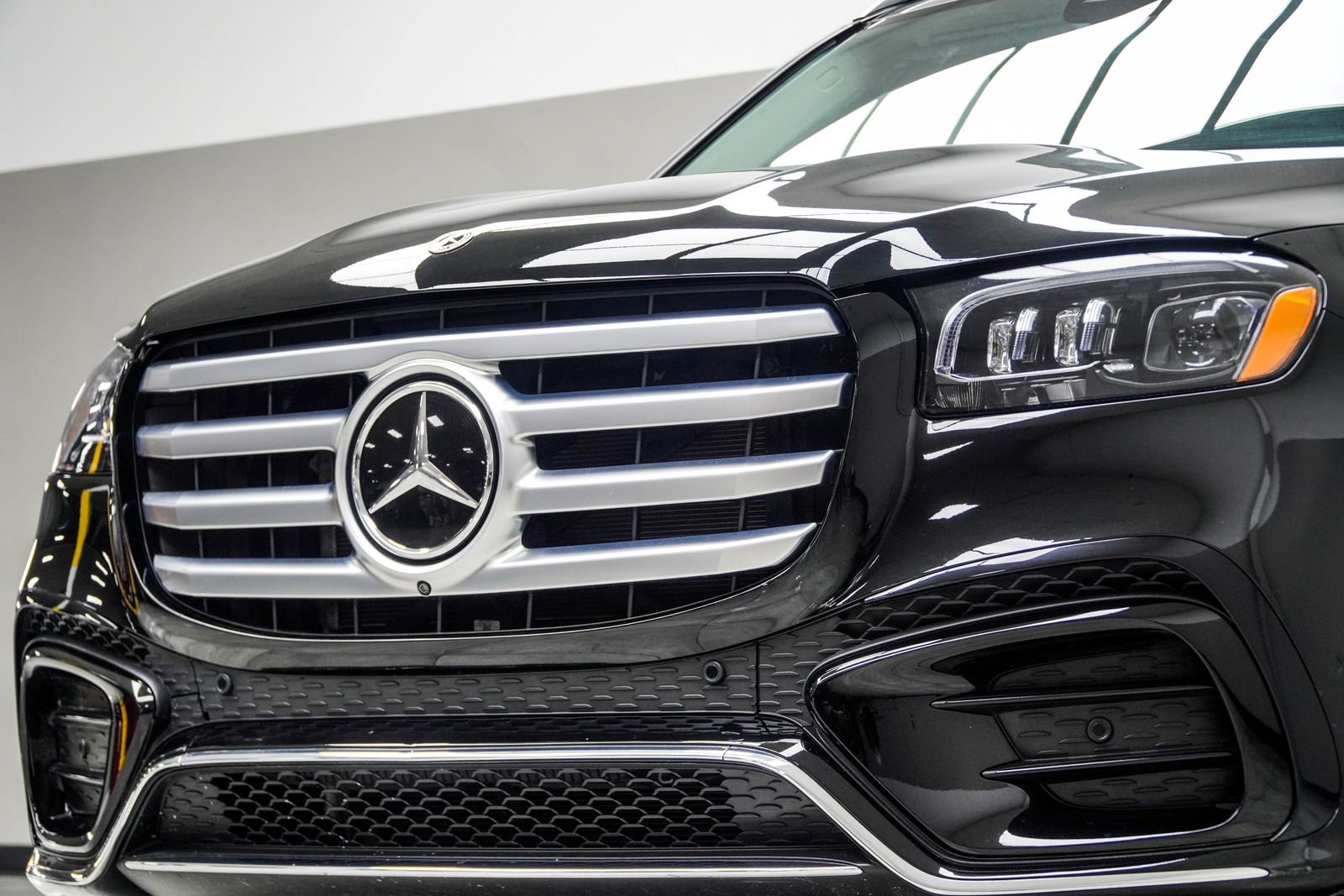 Used 2024 Mercedes-Benz GLS 450 4MATIC image 2