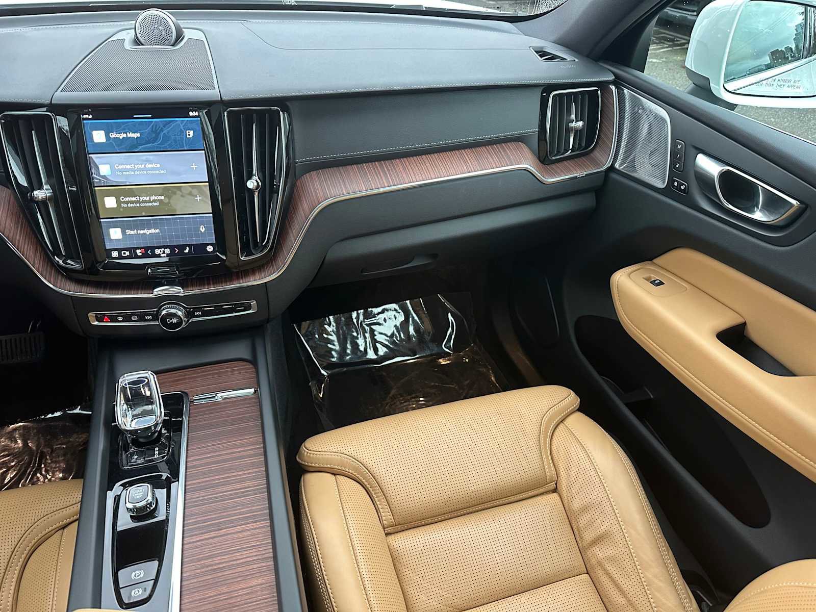 Certified 2023 Volvo XC60 T8 Ultimate w/ Climate Package image 18