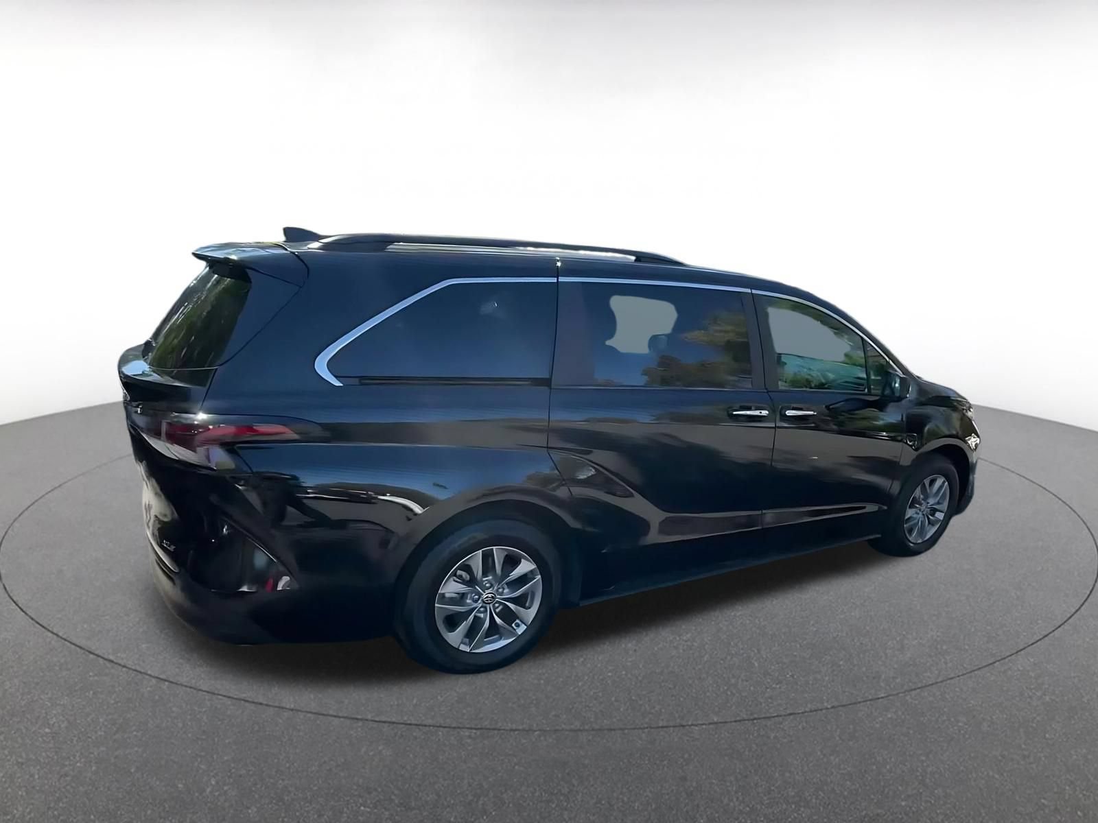 Used 2025 Toyota Sienna XLE FWD image 13