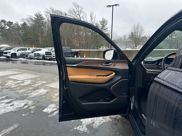 Used 2024 Jeep Grand Cherokee Summit image 25