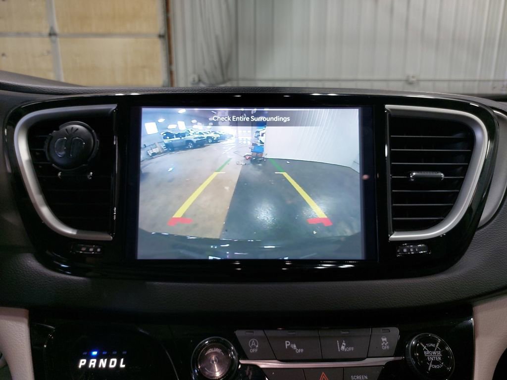 Used 2024 Chrysler Pacifica Touring-L image 26