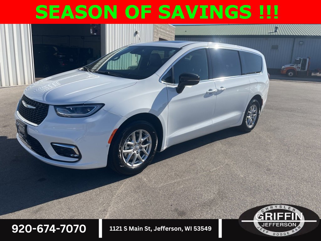 Used 2025 Chrysler Pacifica Select