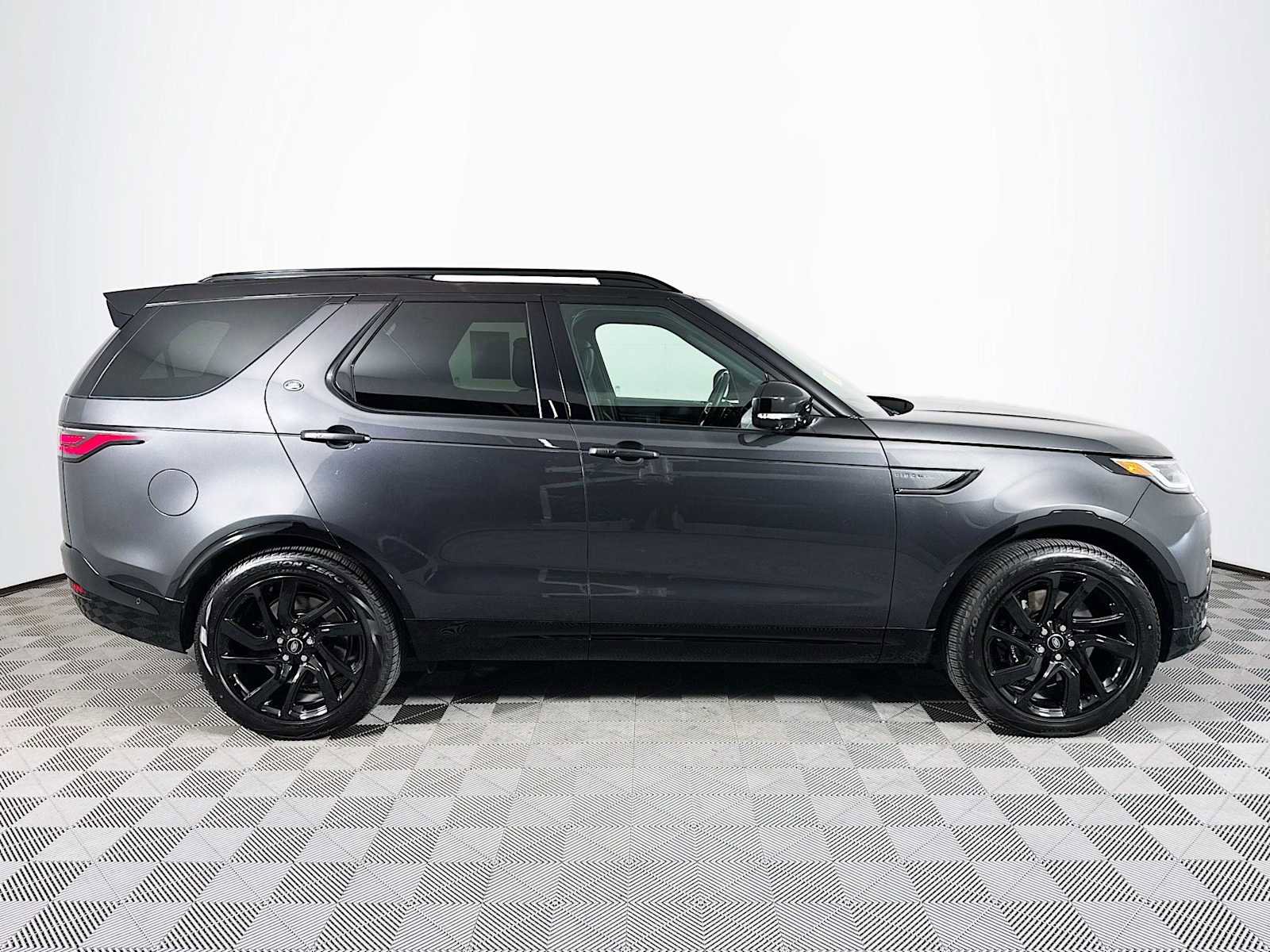 Used 2024 Land Rover Discovery Metropolitan Edition image 4