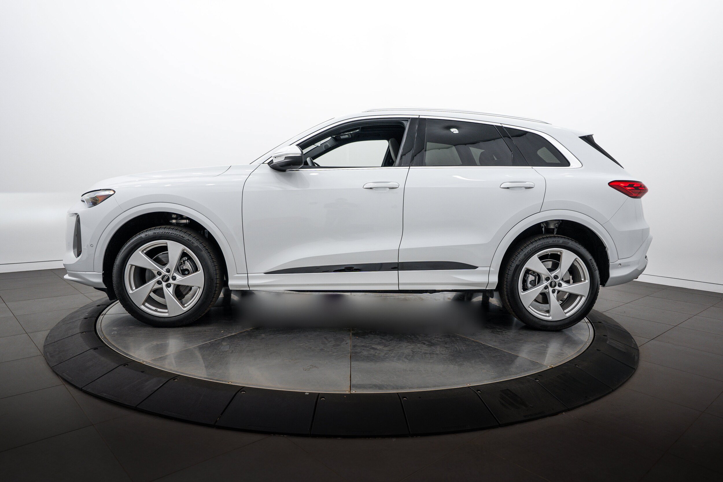 Used 2025 Audi Q5 Premium Plus w/ Premium Plus AWD/4WD image 6