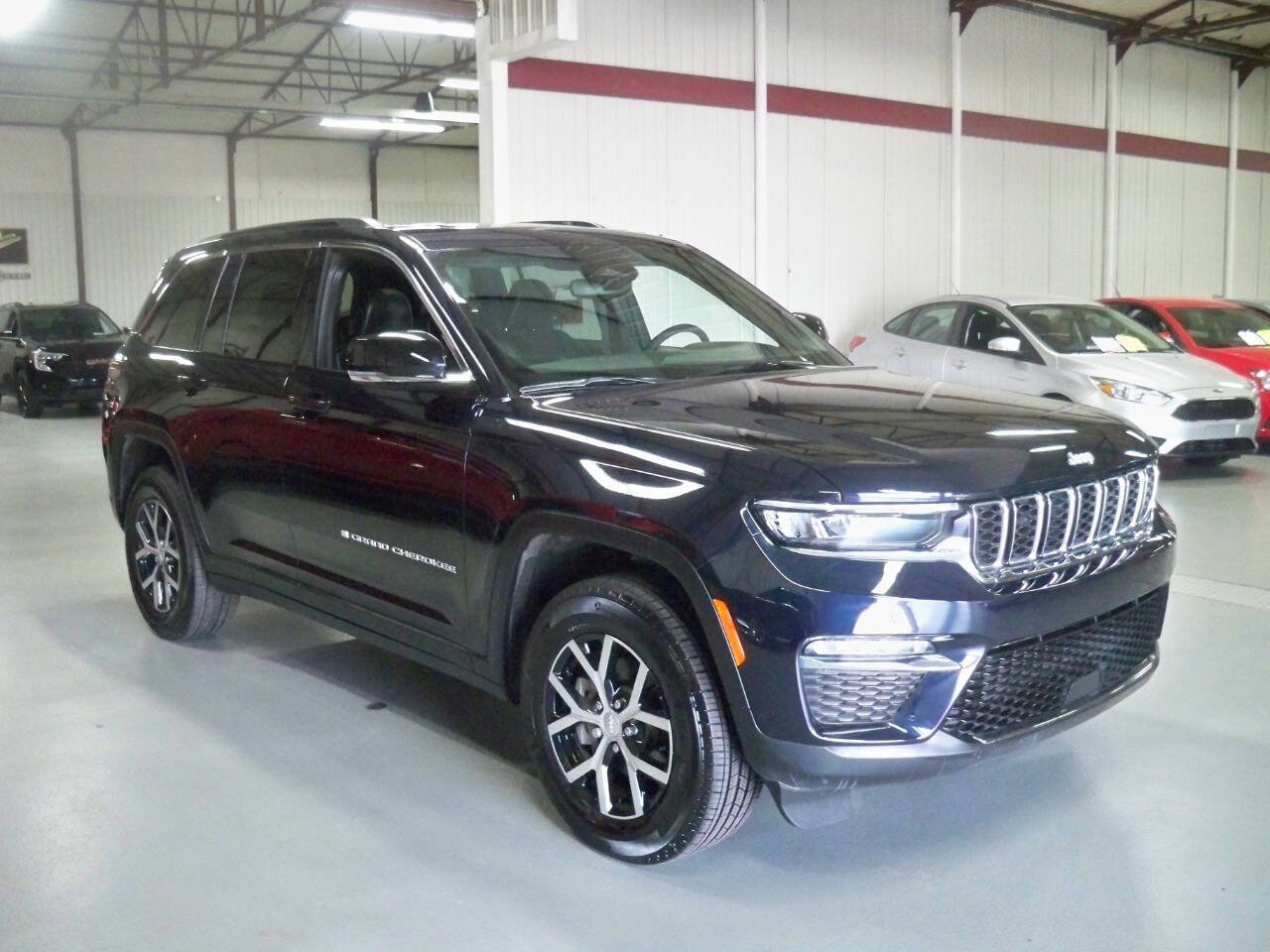 Used 2024 Jeep Grand Cherokee Limited image 3