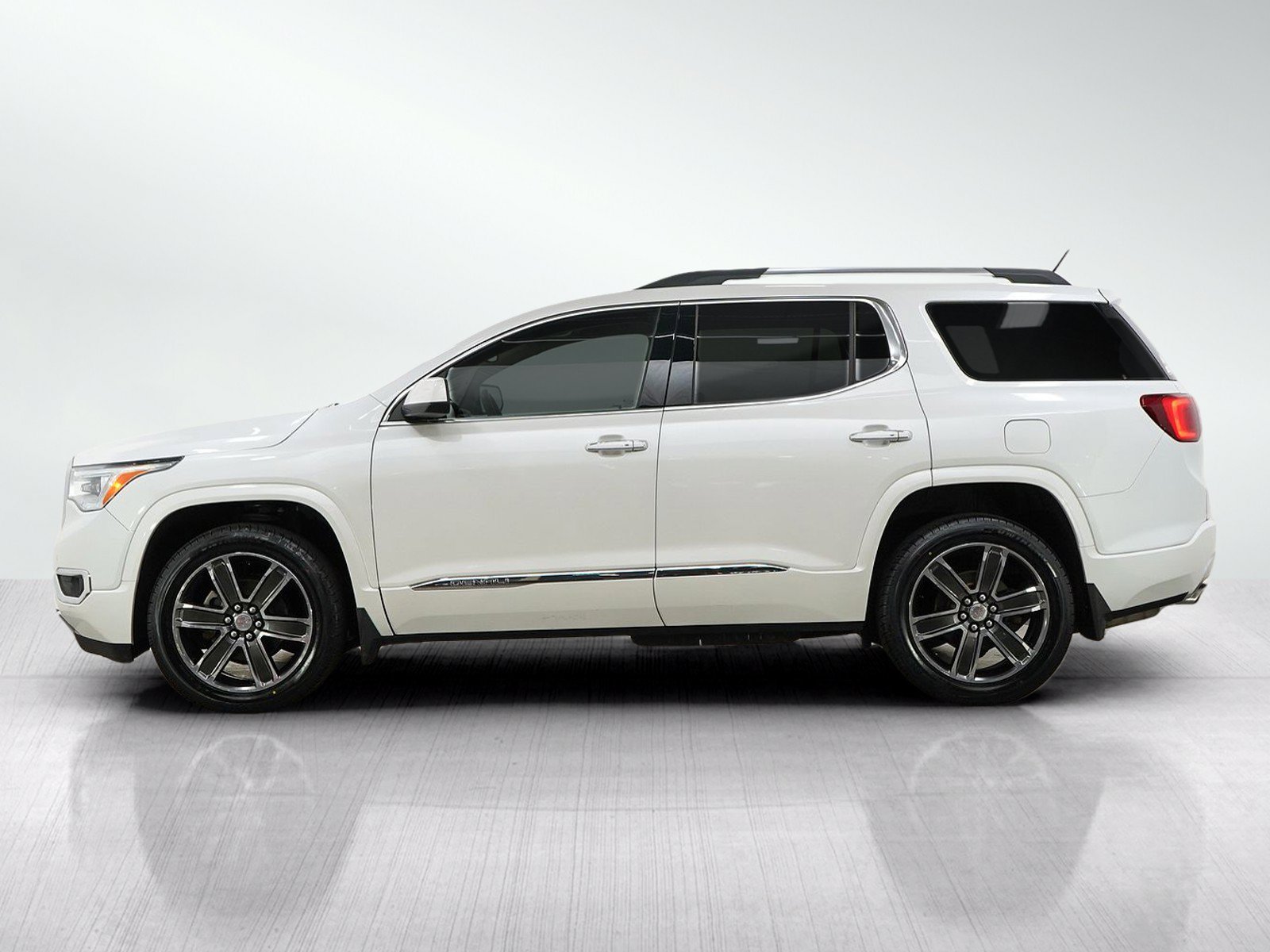 Used 2018 GMC Acadia Denali w/ LPO, Protection Package AWD/4WD image 3