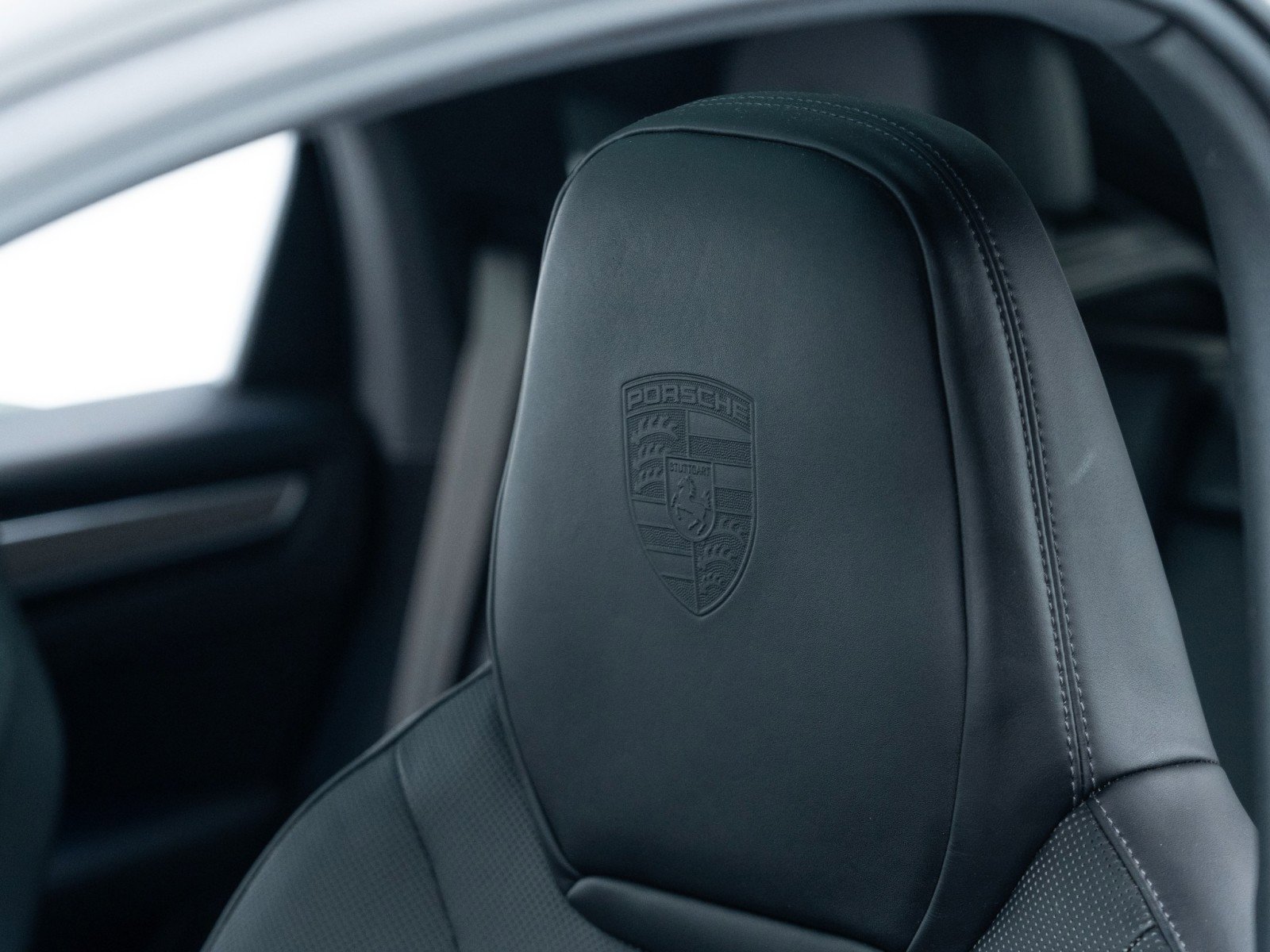 Certified 2022 Porsche Cayenne Platinum Edition image 18