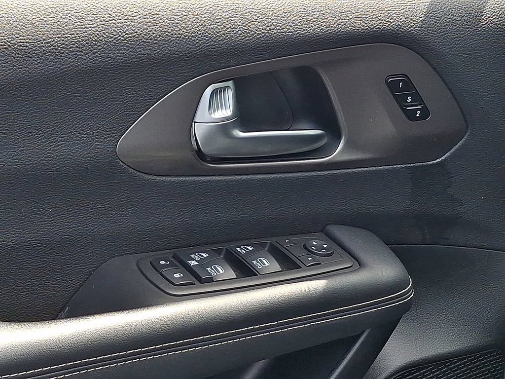Used 2025 Chrysler Pacifica Select FWD image 13