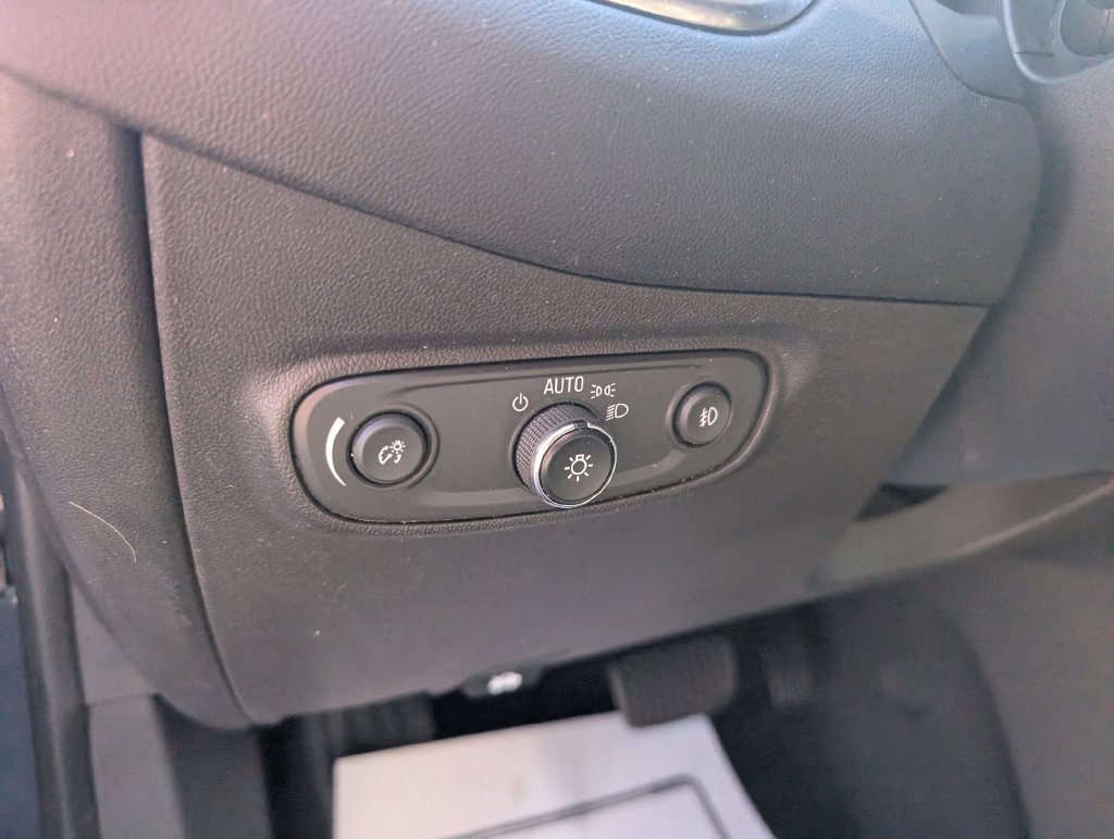 Used 2021 Chevrolet Equinox LT FWD image 16