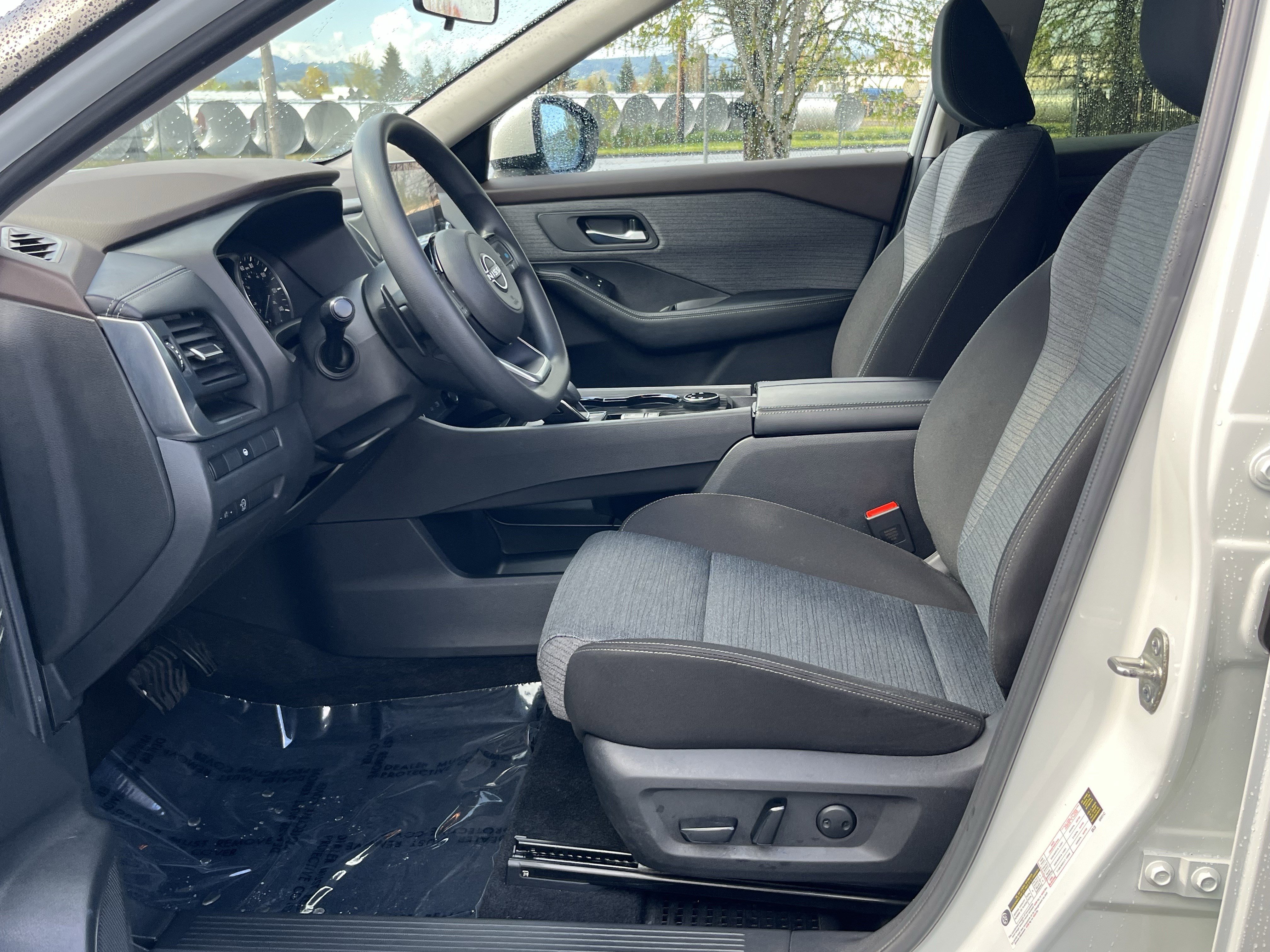 Used 2023 Nissan Rogue SV image 10