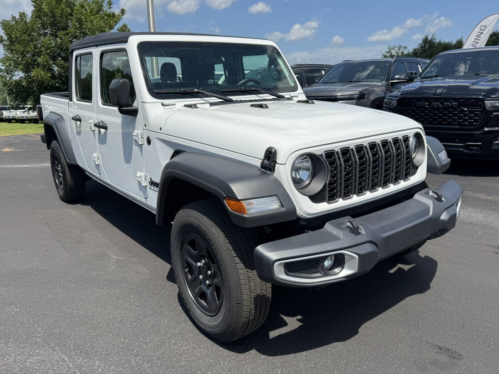 Used 2025 Jeep Gladiator Sport AWD/4WD image 3