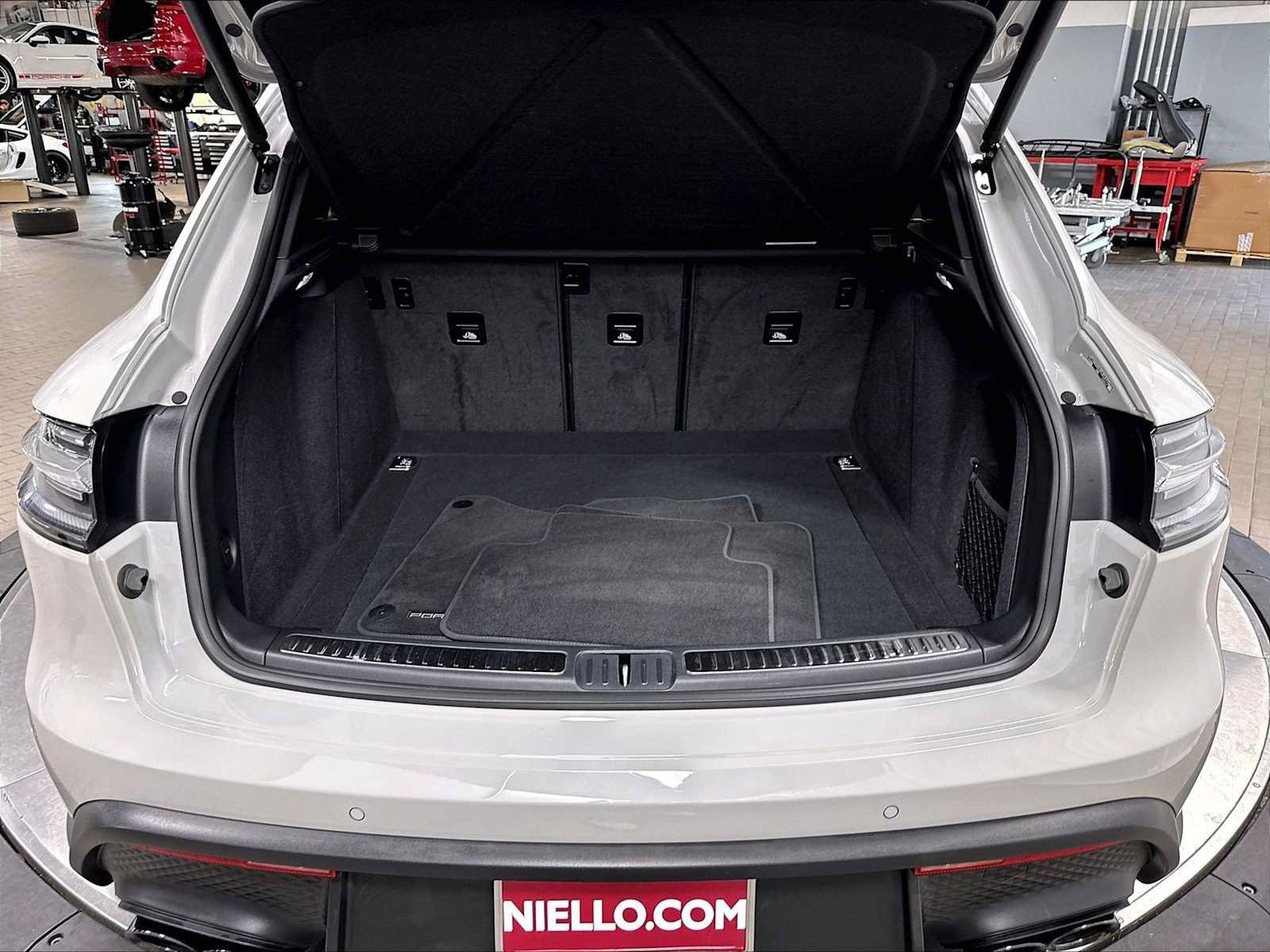 Used 2023 Porsche Macan AWD/4WD image 39
