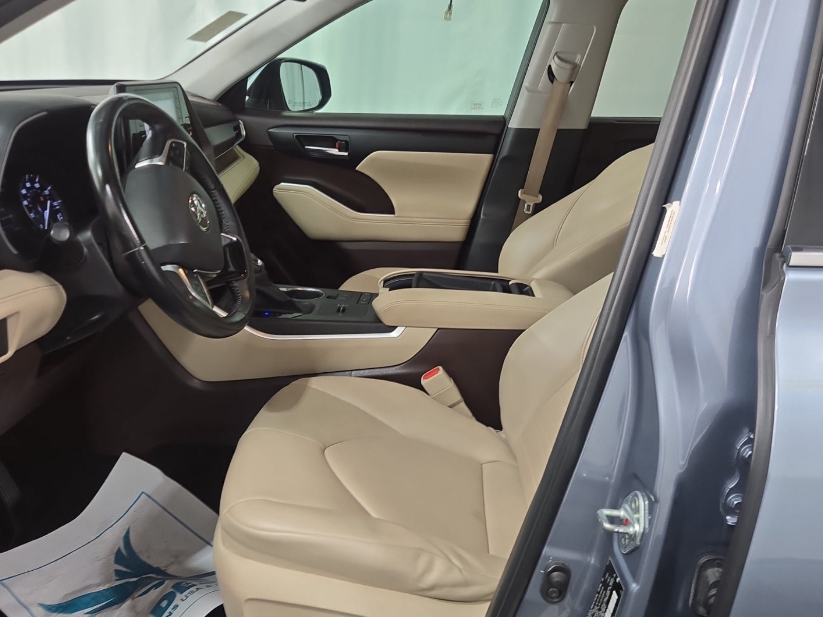 Used 2020 Toyota Highlander XLE FWD image 13