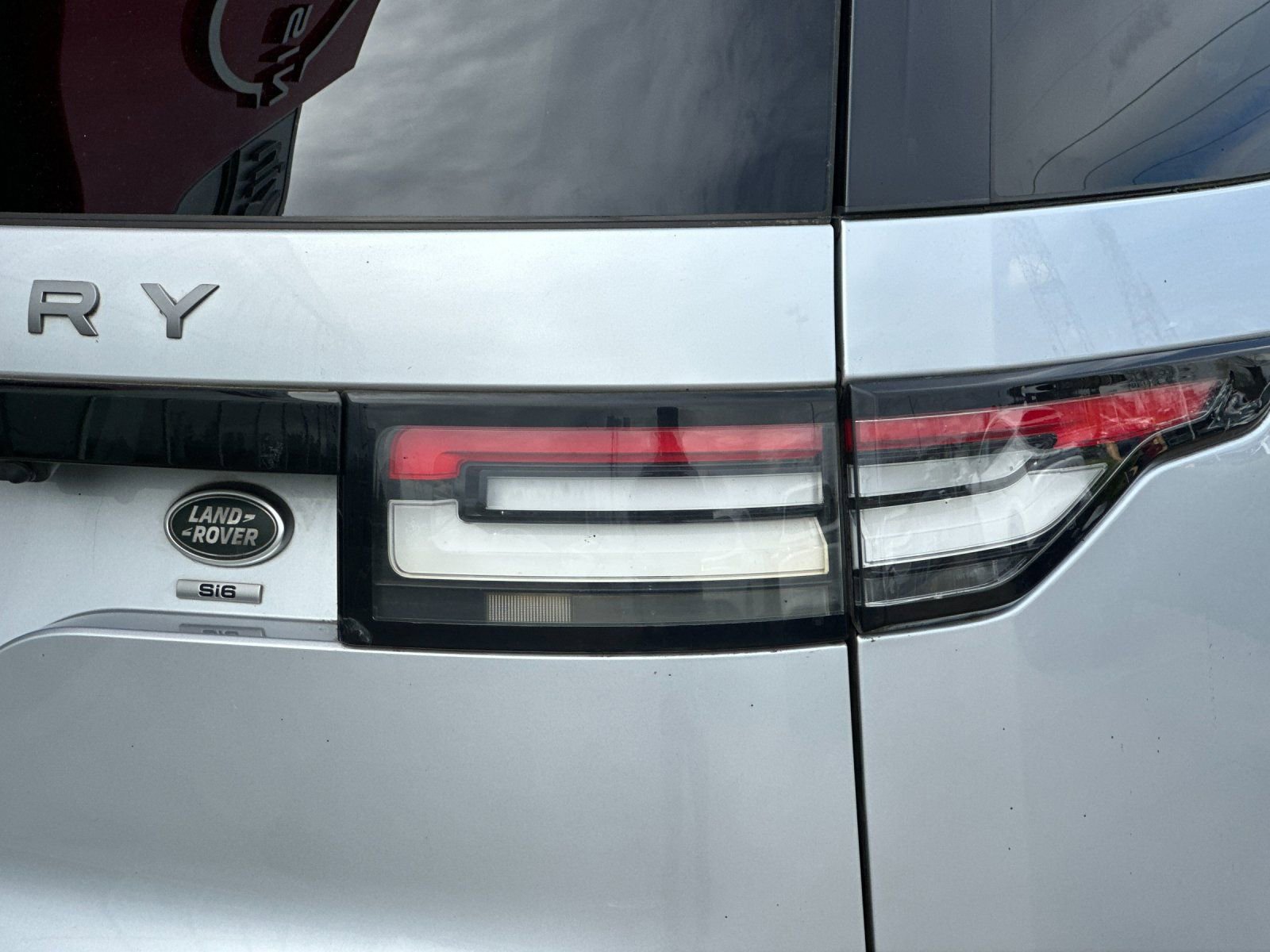 Used 2018 Land Rover Discovery SE image 25