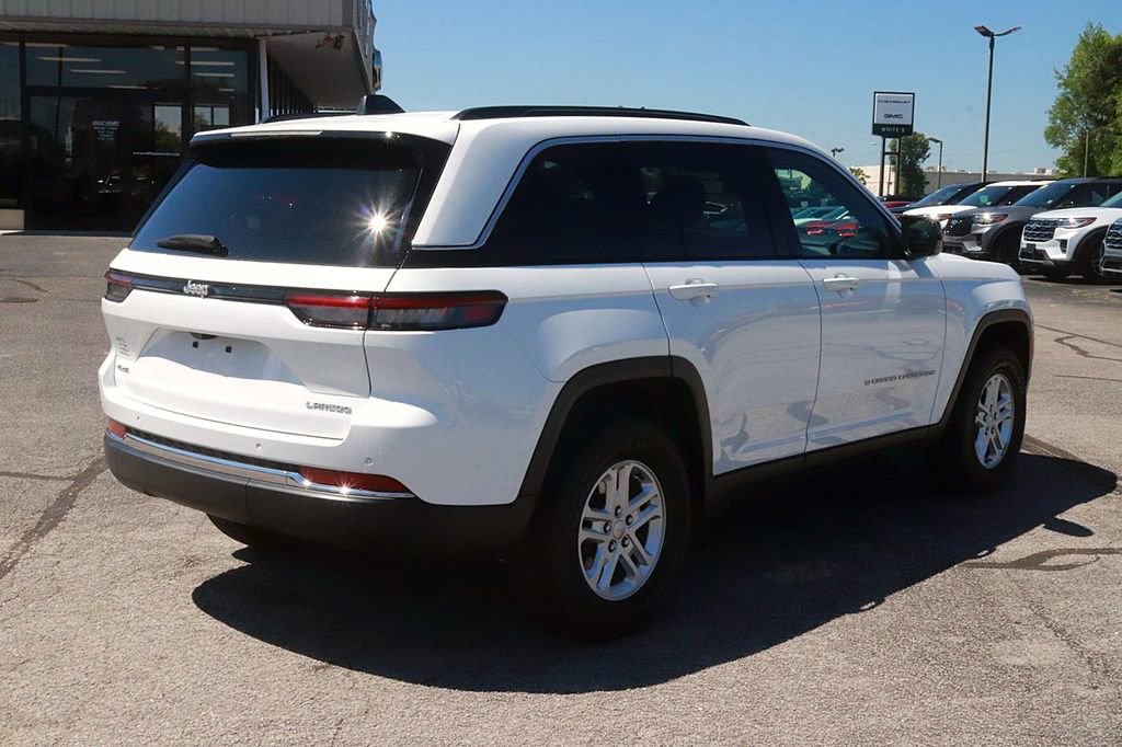 Used 2024 Jeep Grand Cherokee Laredo AWD/4WD image 7