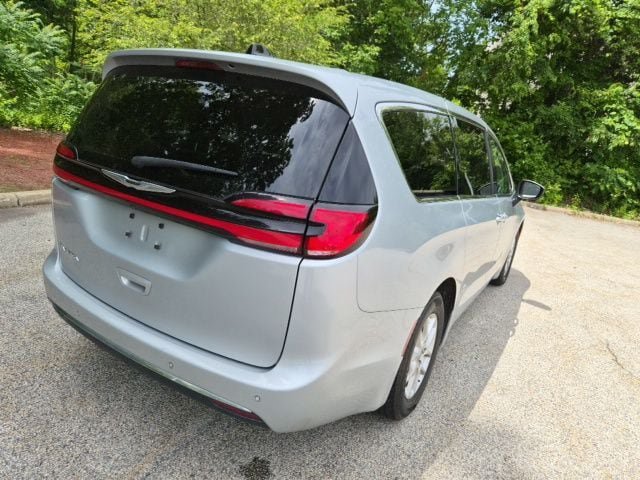 Used 2023 Chrysler Pacifica Touring-L FWD image 8