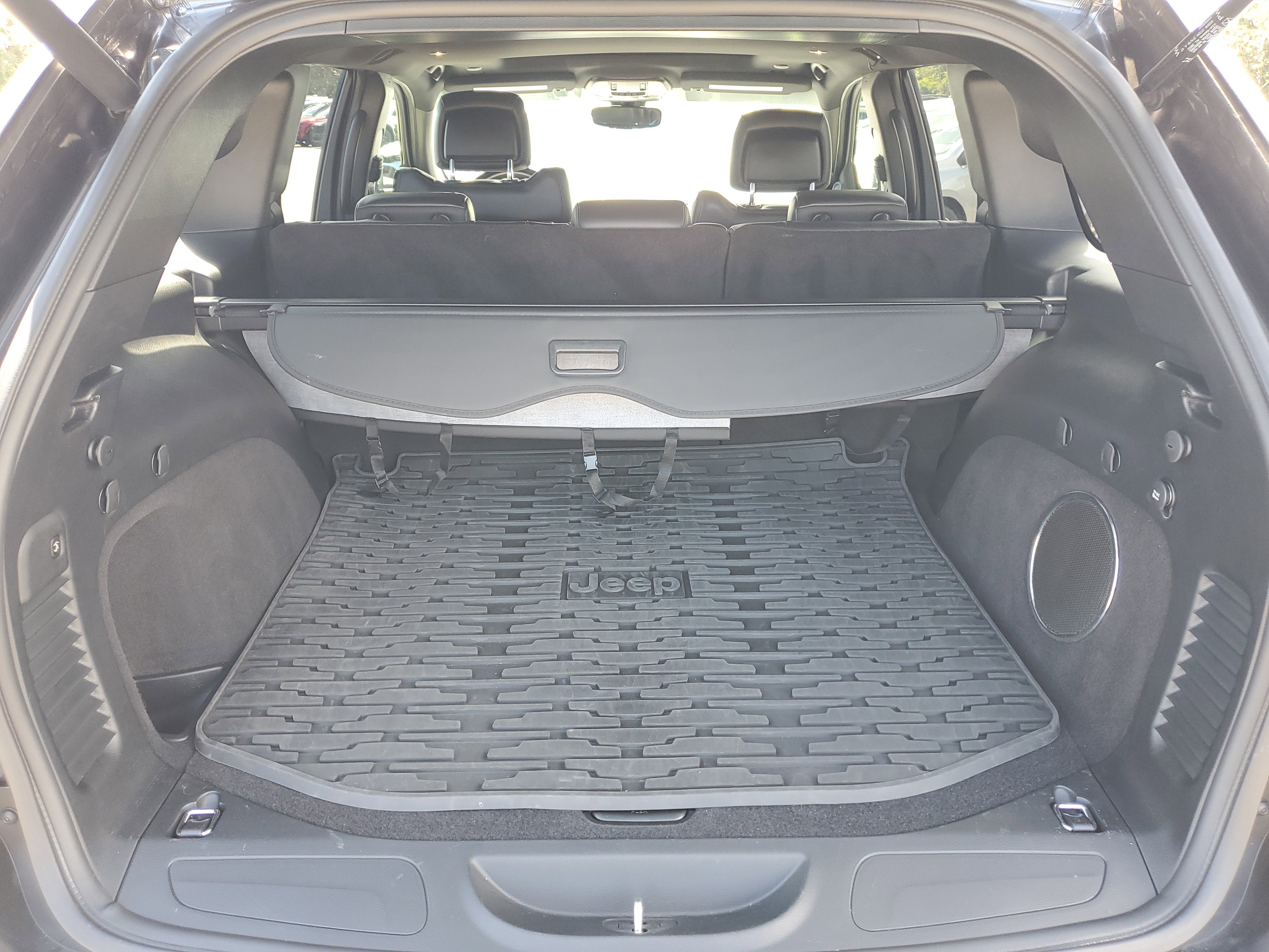 Used 2020 Jeep Grand Cherokee Laredo w/ Laredo X Package image 18