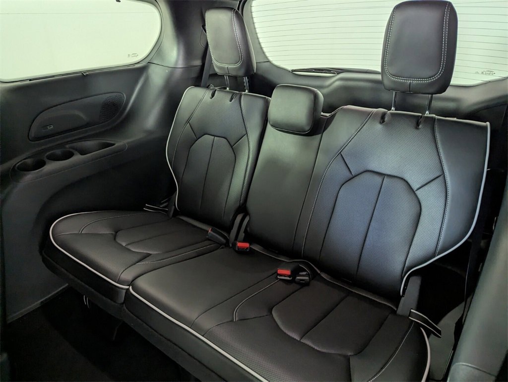 New 2026 Chrysler Pacifica Limited w/ Uconnect Theater Family Group image 18