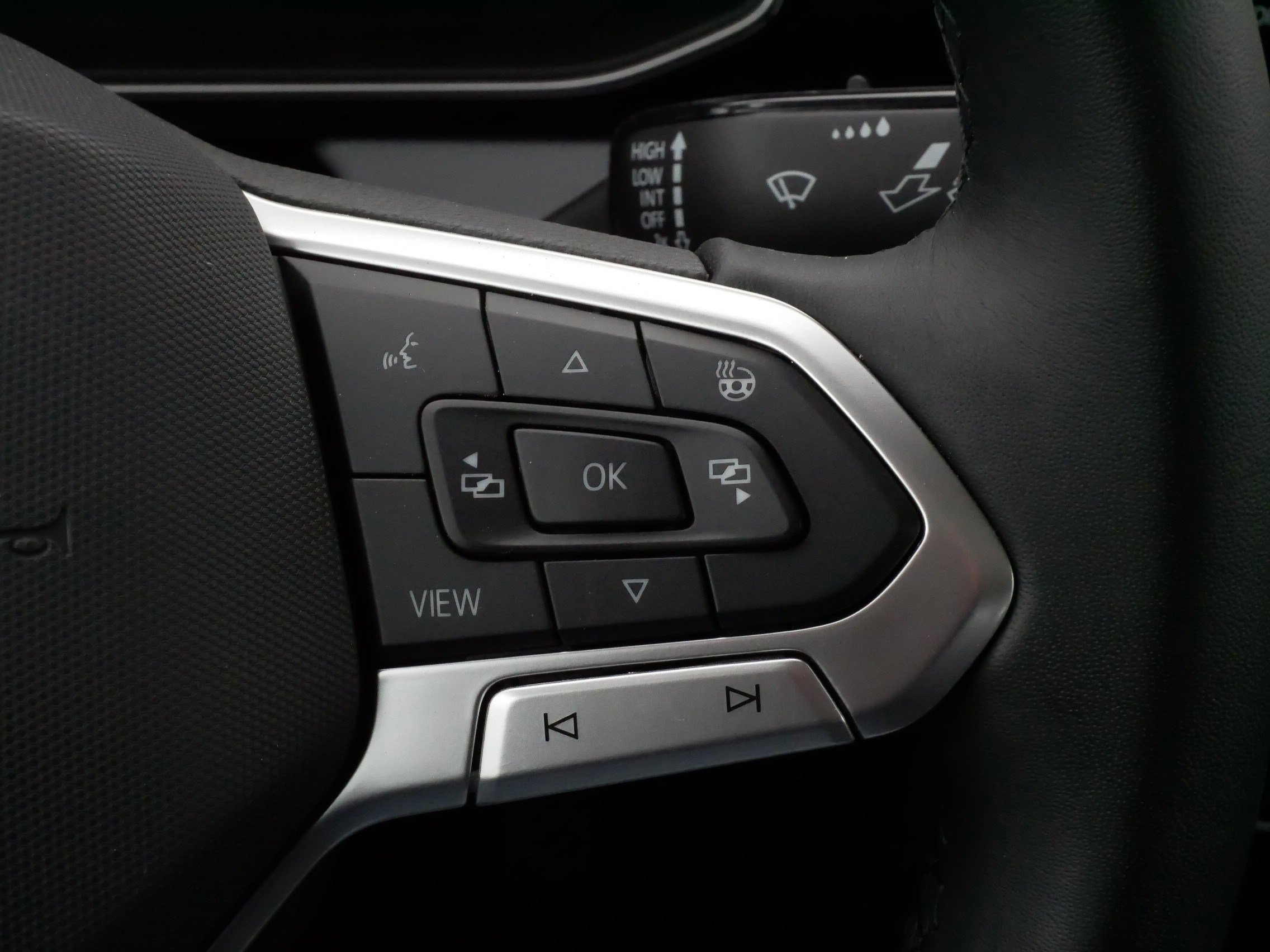 Certified 2025 Volkswagen Jetta SEL image 25