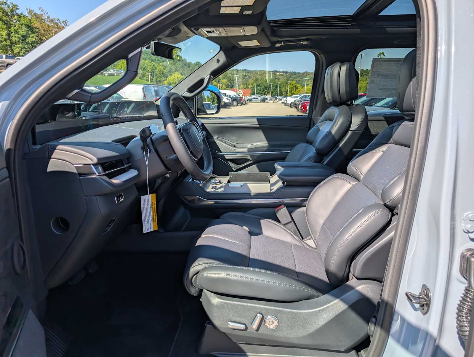 New 2027 Lincoln Navigator Reserve w/ Jet Appearance Package AWD/4WD image 4