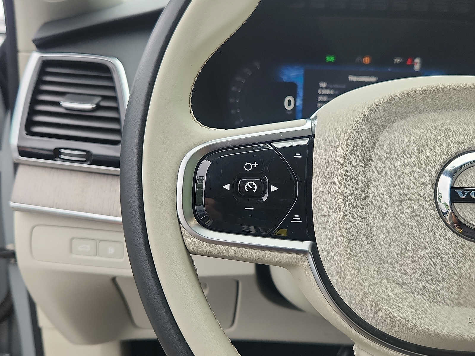 Certified 2025 Volvo XC90 T8 Plus w/ Protection Package AWD/4WD image 20