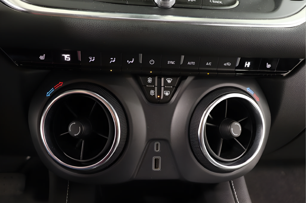 Used 2025 Chevrolet Blazer LT FWD image 9