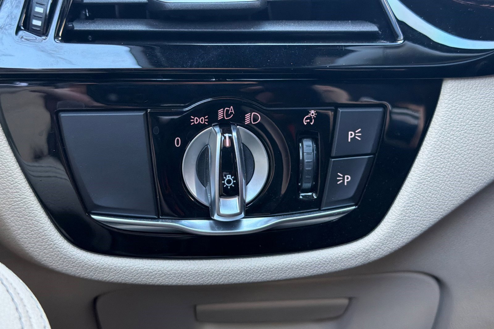 Used 2023 BMW 530i w/ Premium Package image 37