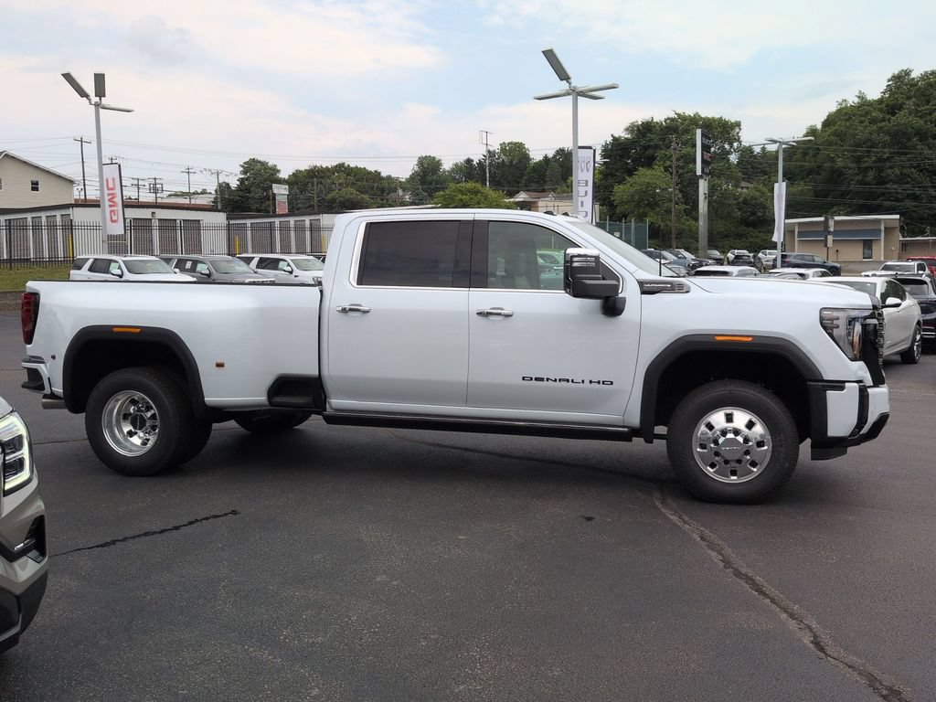 New 2026 GMC Sierra 3500 Denali Ultimate w/ LPO, Black Badging Package AWD/4WD image 4