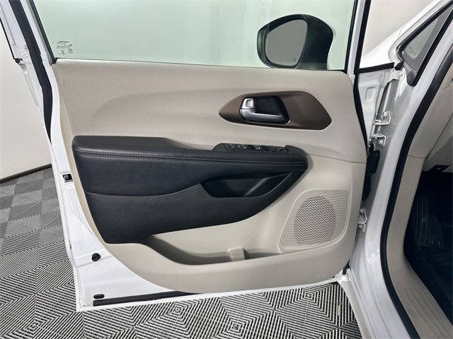 Certified 2017 Chrysler Pacifica Touring Plus image 18