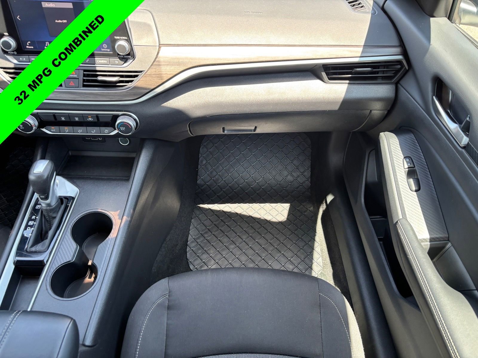 Used 2025 Nissan Altima 2.5 SV FWD image 15