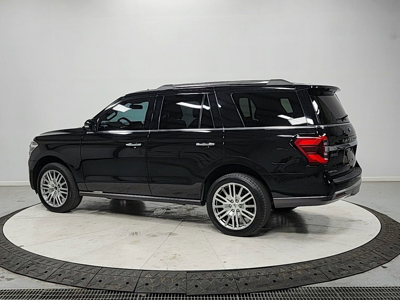 Used 2024 Ford Expedition Limited image 5