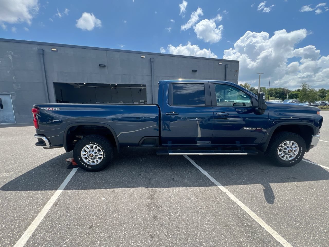 Used 2023 Chevrolet Silverado 2500 LT AWD/4WD image 2