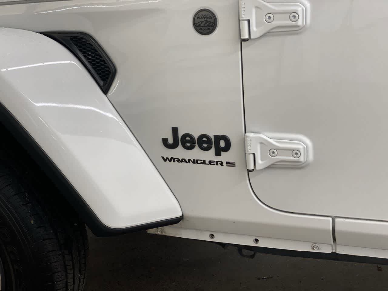 Used 2025 Jeep Wrangler Sahara AWD/4WD image 10