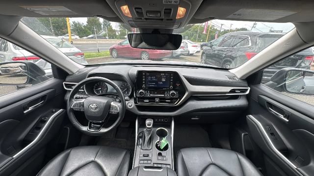 Used 2021 Toyota Highlander XLE AWD/4WD image 25