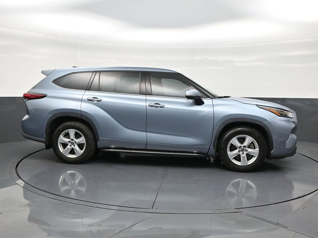 Used 2022 Toyota Highlander LE image 6