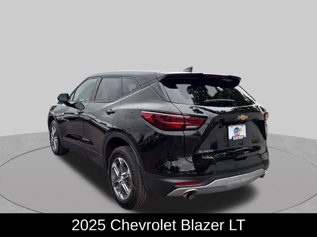Used 2025 Chevrolet Blazer LT FWD image 3