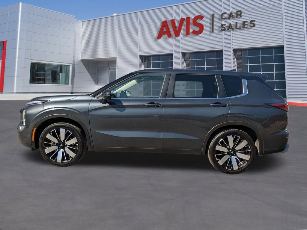 Used 2025 Mitsubishi Outlander SE image 2