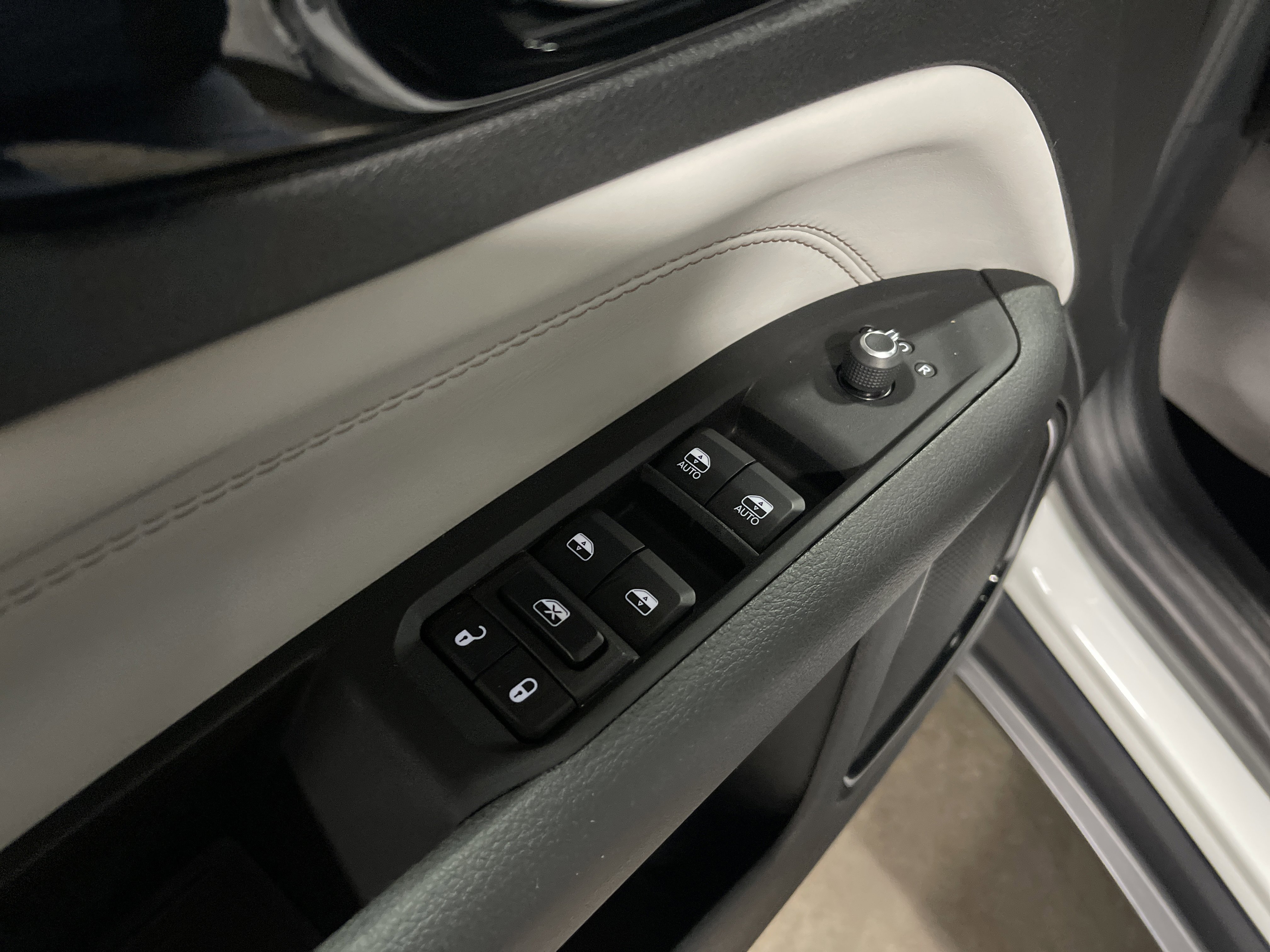 Used 2024 Jeep Compass Limited image 8