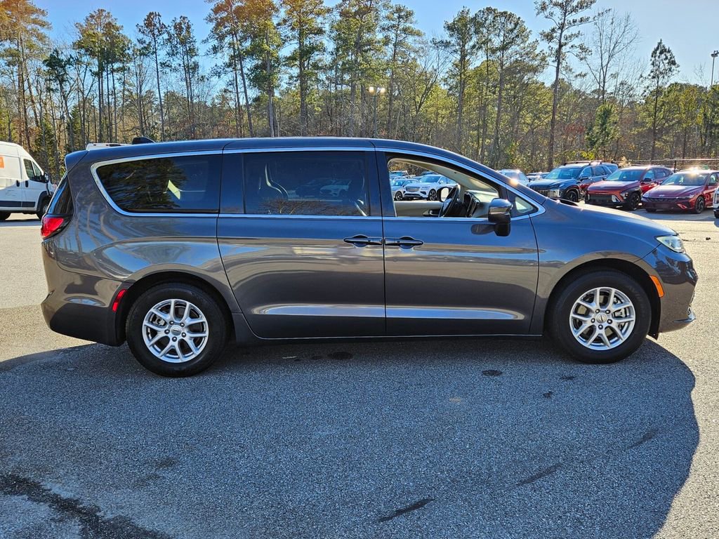 Used 2023 Chrysler Pacifica Touring-L image 14