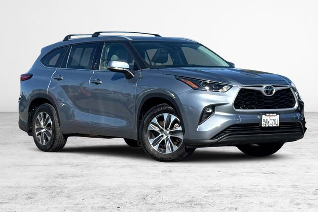 Used 2022 Toyota Highlander XLE AWD/4WD image 2