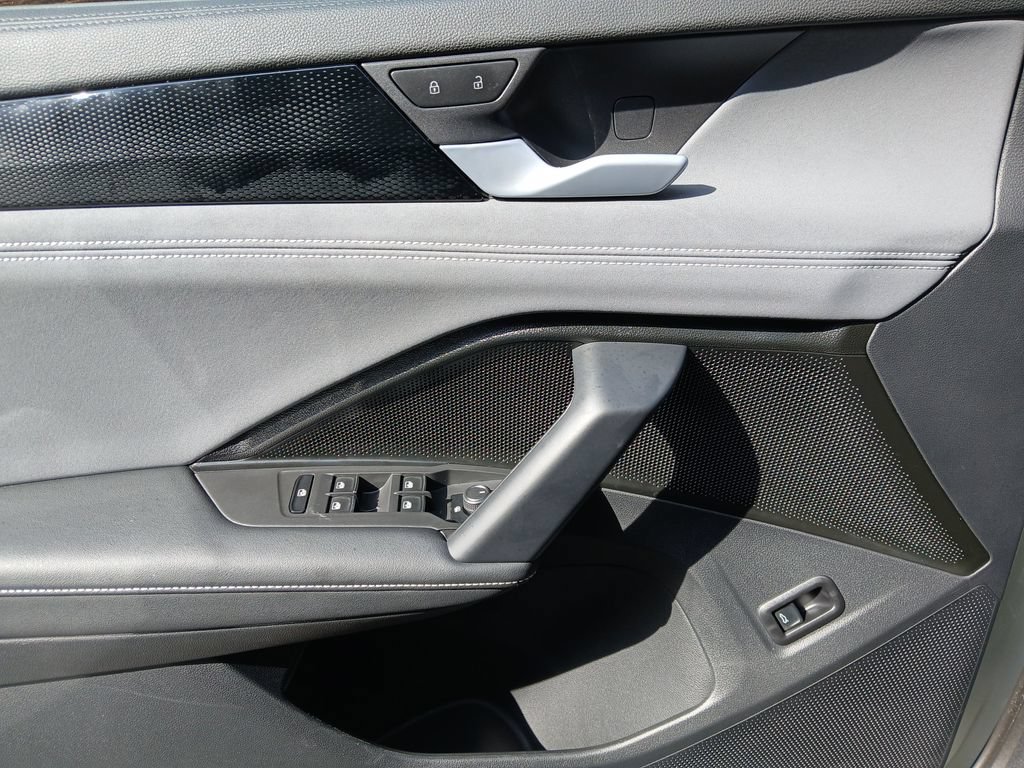 Used 2026 Volkswagen Tiguan SE R-Line FWD image 13