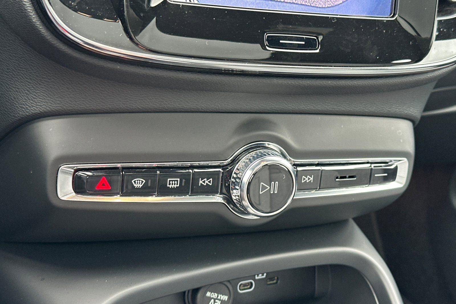 Used 2023 Volvo XC40 Recharge Ultimate image 24