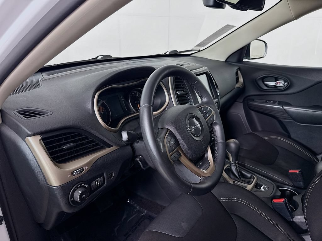 Used 2016 Jeep Cherokee Latitude w/ Comfort/Convenience Group AWD/4WD image 10